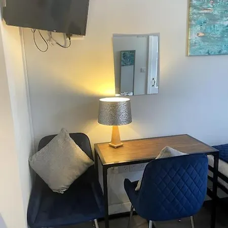 The Snug - Centre *